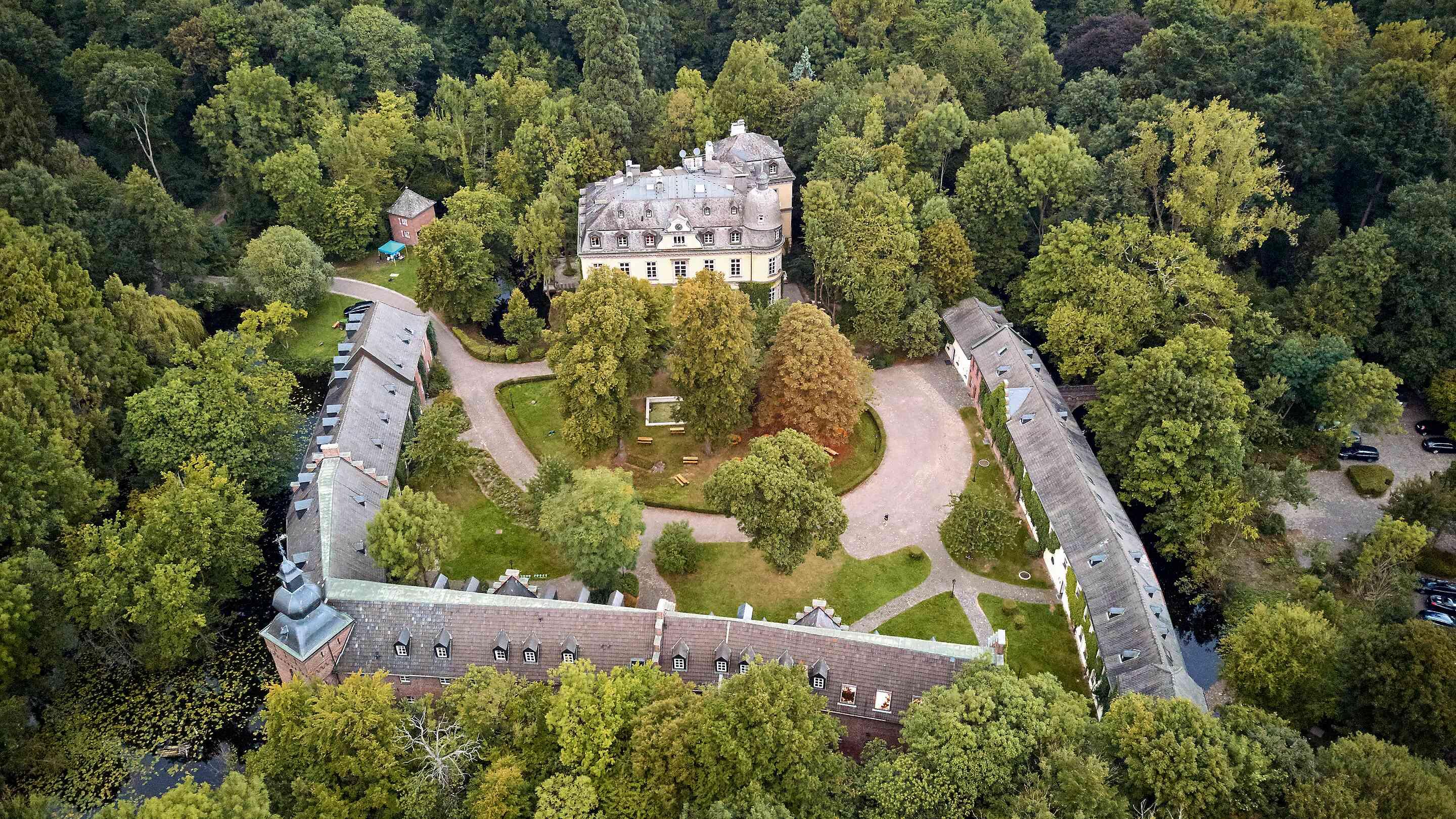 https://assets.chateauform.com/pm_8909_12_12646-0rjwup54rh-16_9_xlarge.jpg
