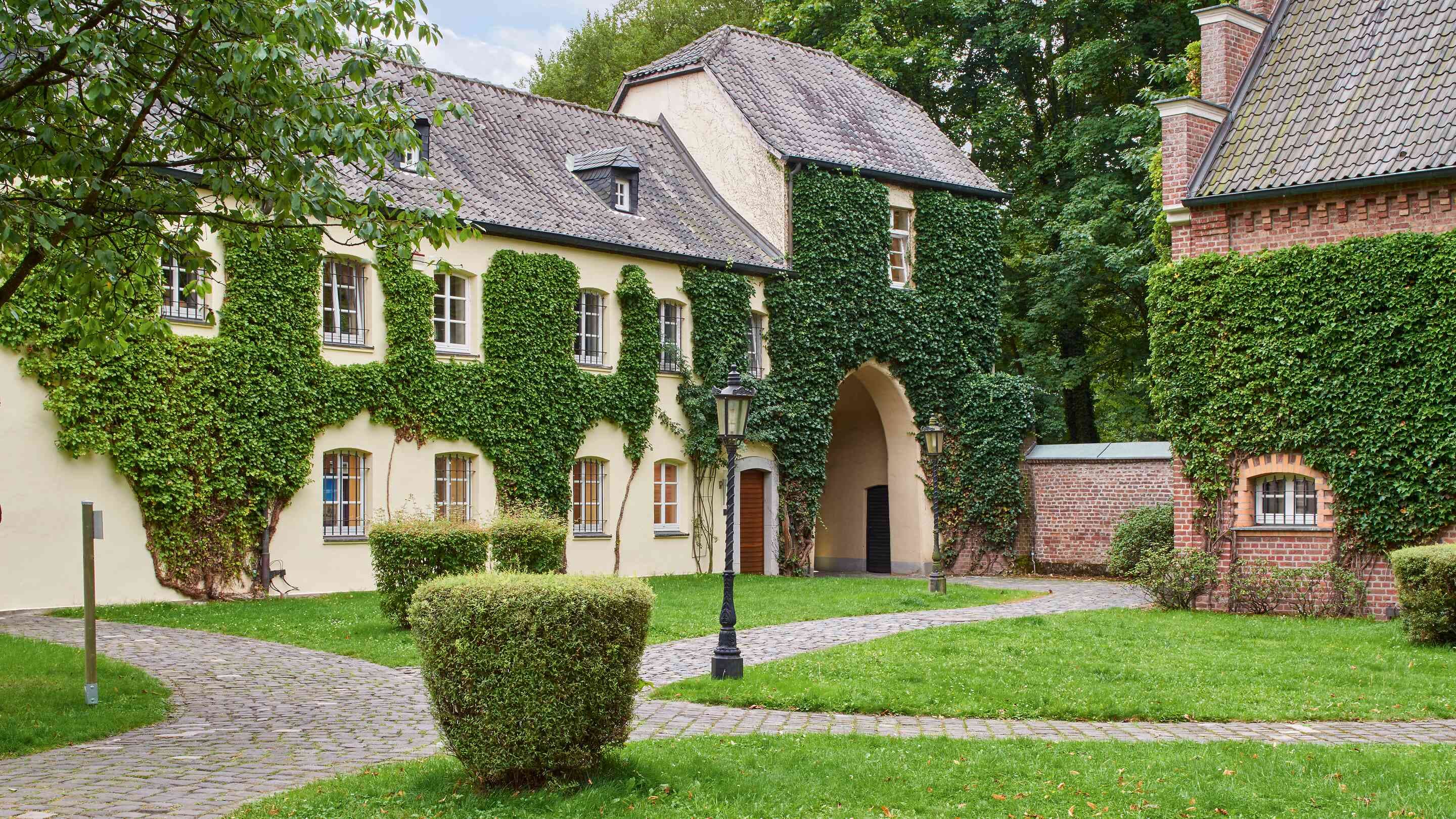 https://assets.chateauform.com/pm_8909_12_12655-yr95v8n7a7-16_9_xlarge.jpg