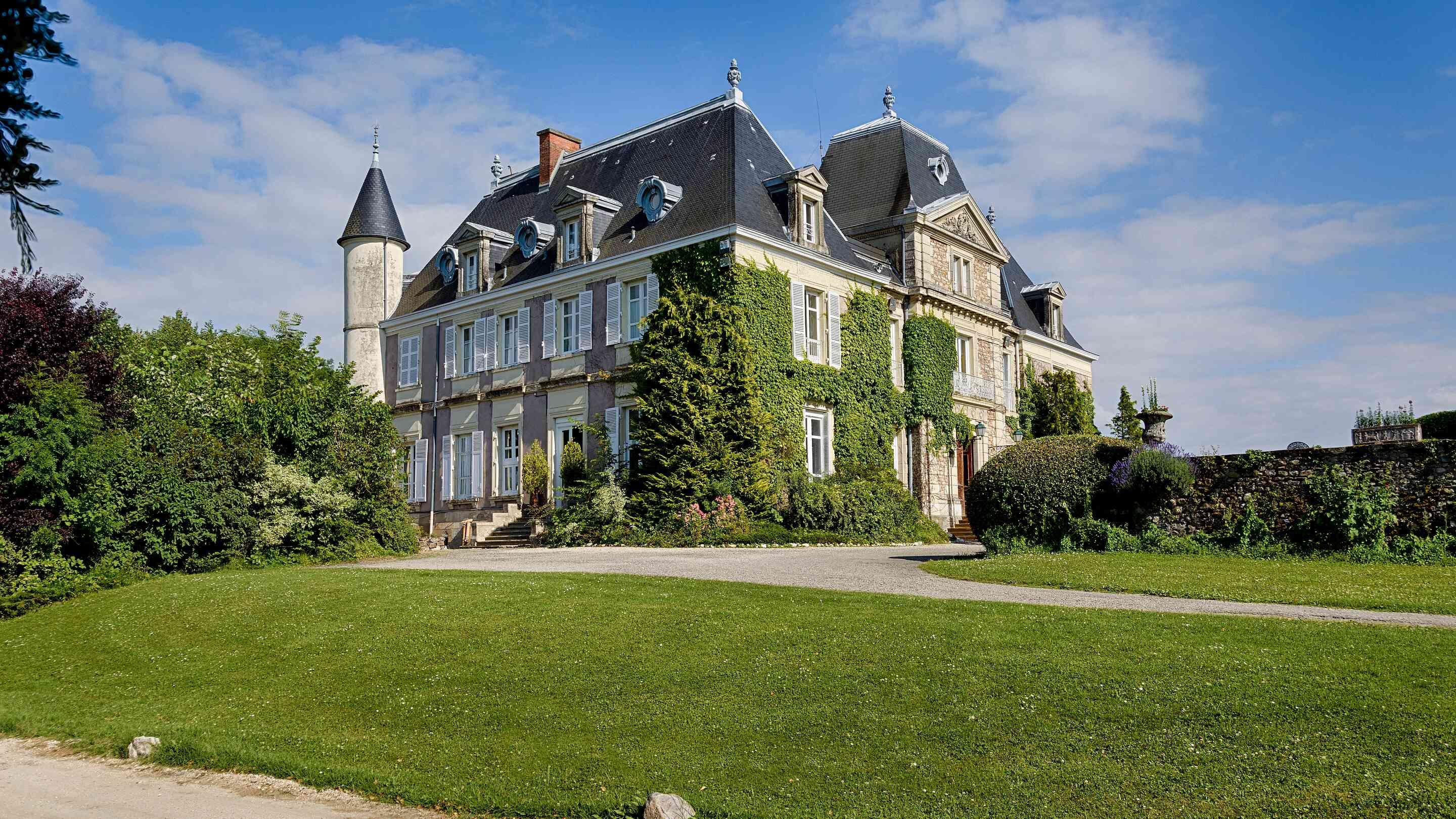 https://assets.chateauform.com/pm_8909_15_15064-ptn1wdy81i-16_9_xlarge.jpg
