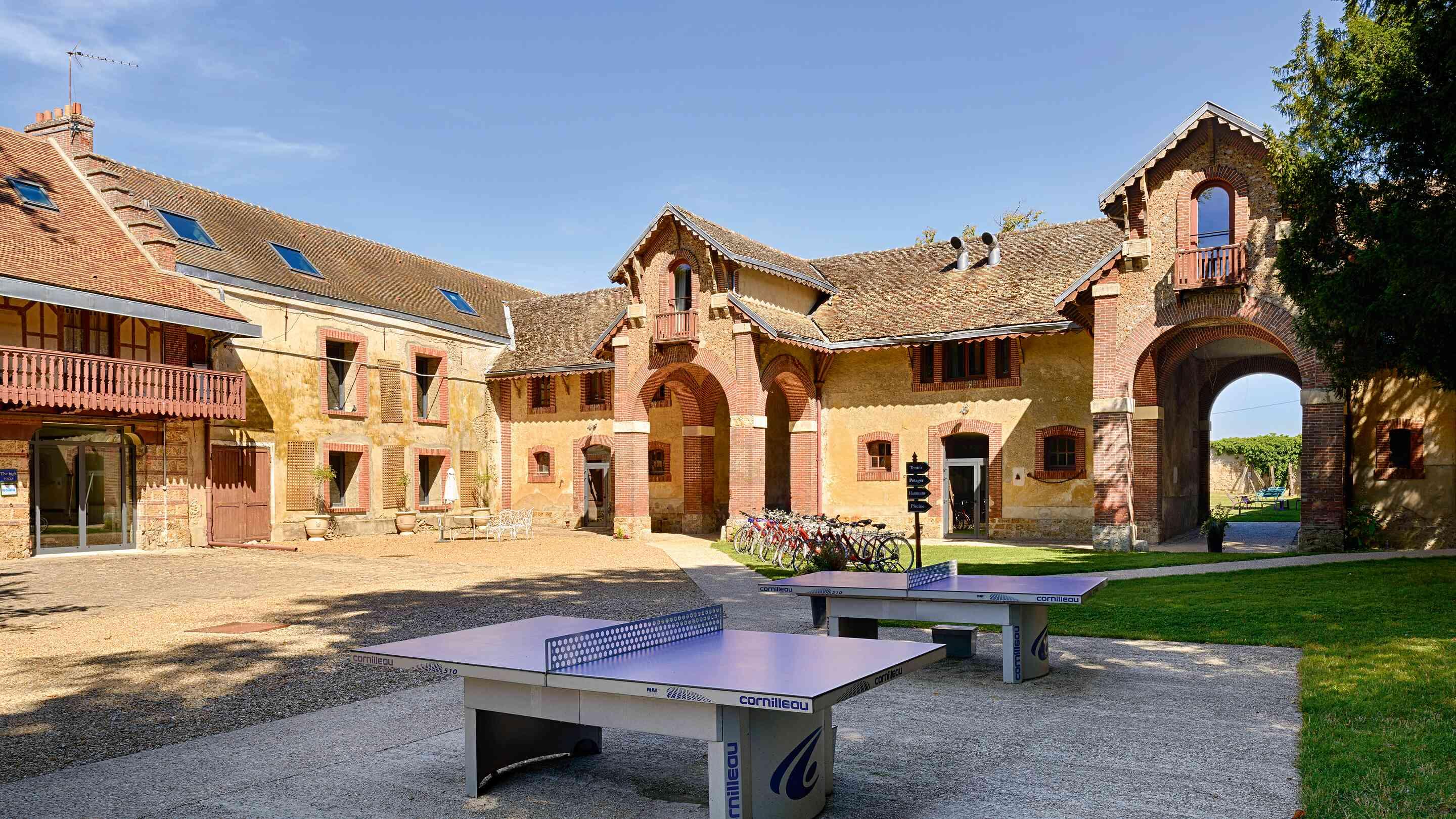 https://assets.chateauform.com/pm_8909_16_16255-l2r1c1ugrt-16_9_xlarge.jpg