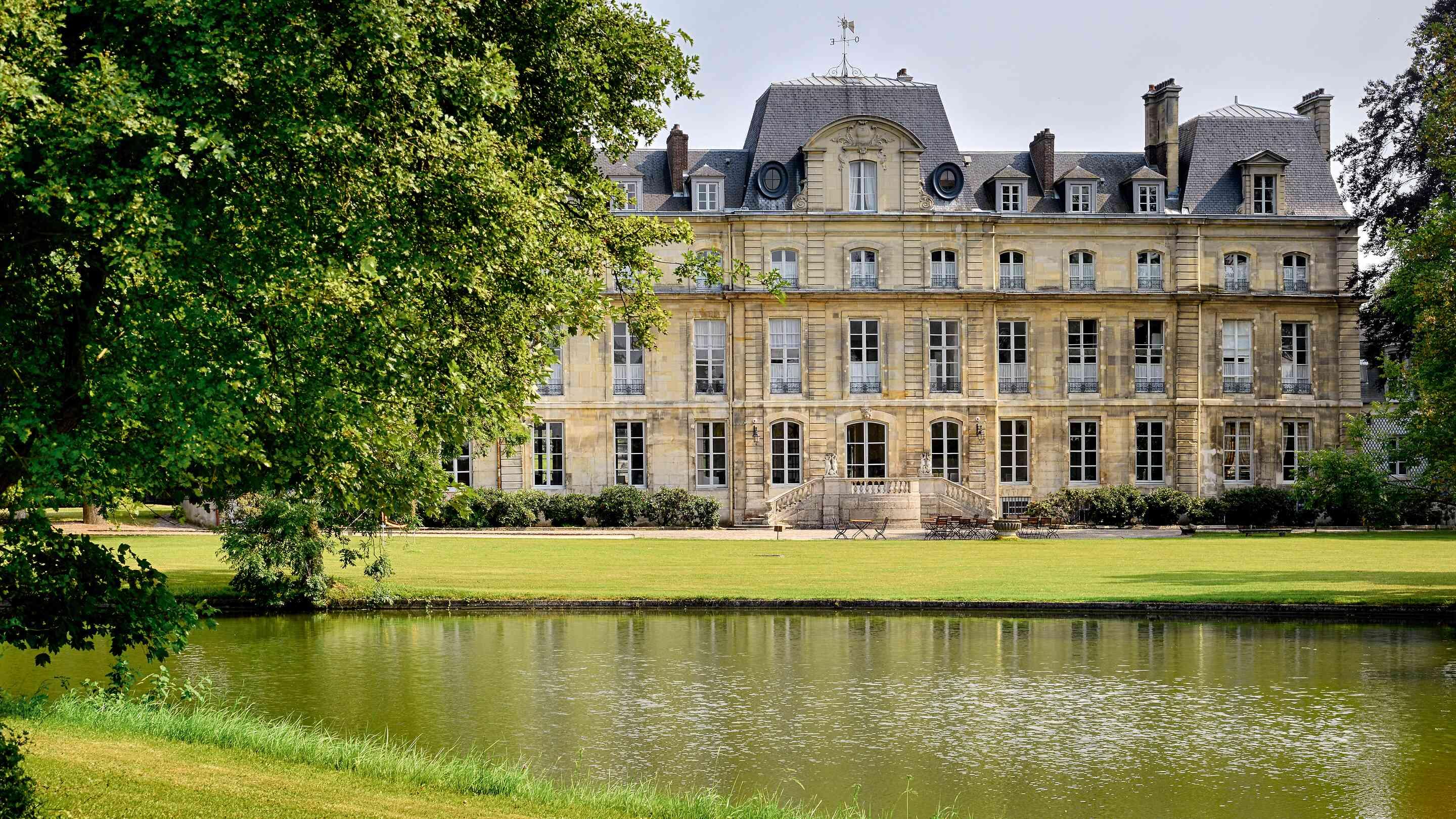 https://assets.chateauform.com/pm_8909_18_18736-uph1e1sec9-16_9_xlarge.jpg