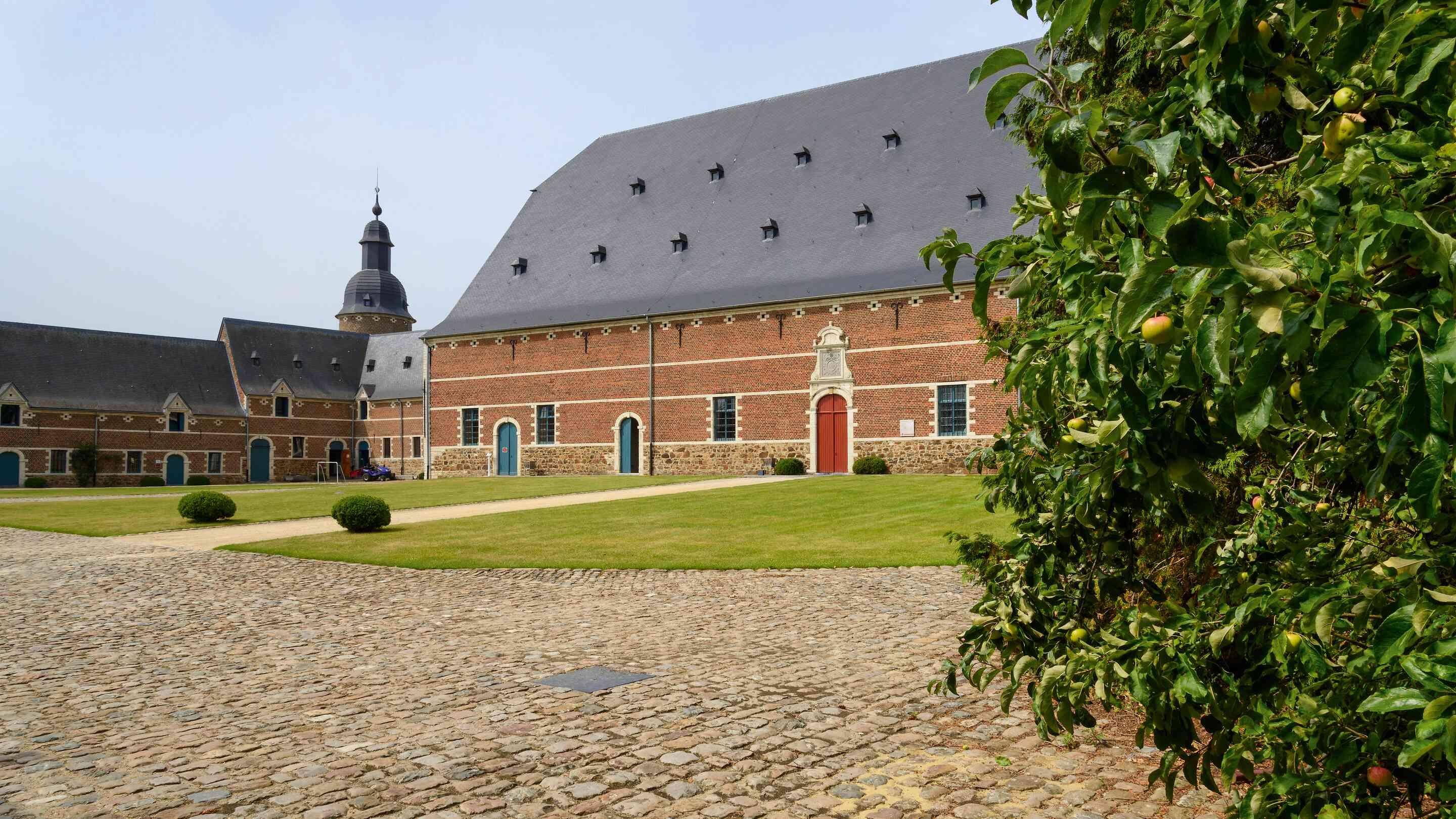 https://assets.chateauform.com/pm_8909_24_24922-r92yc3k4rb-16_9_xlarge.jpg