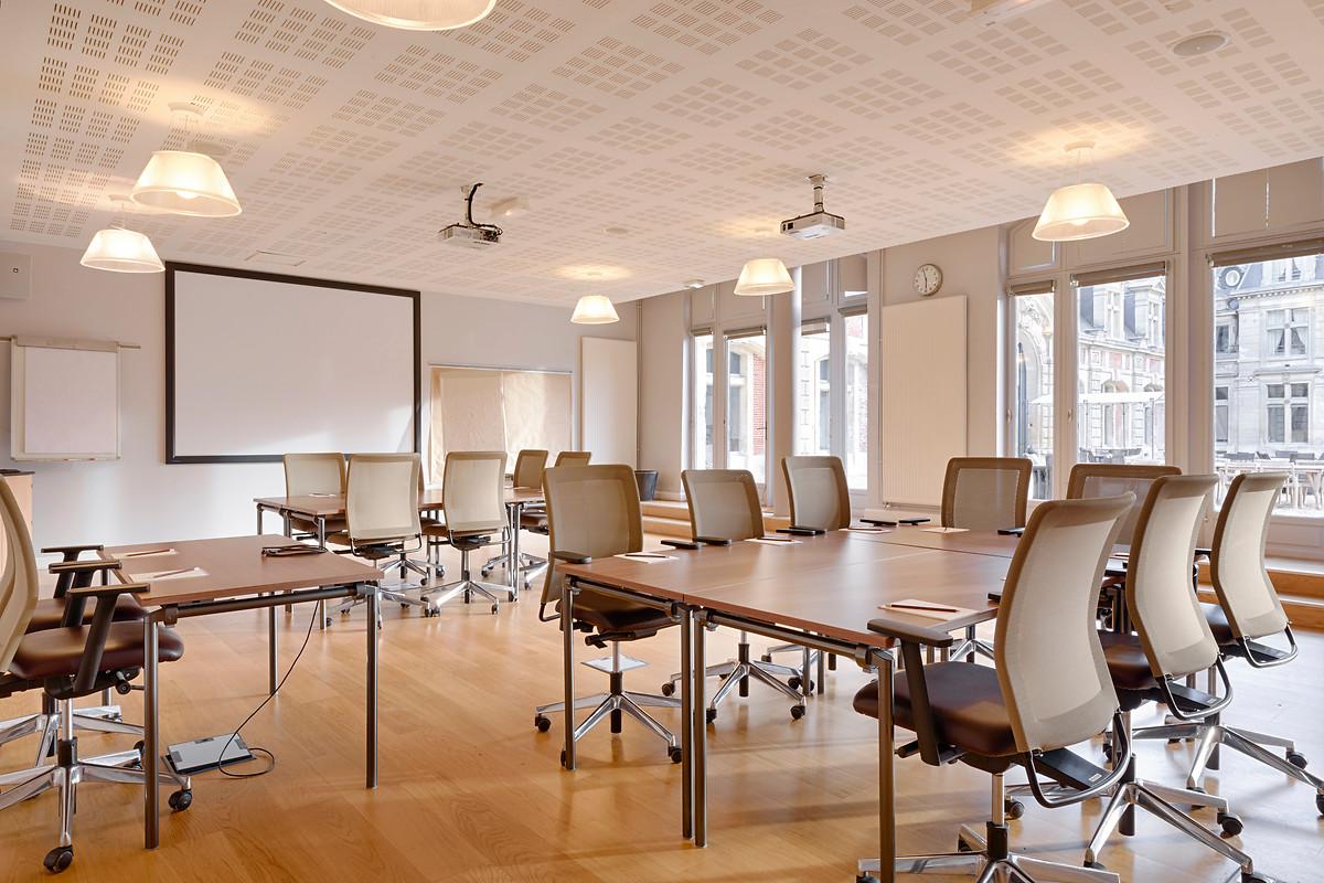 Location salle de réunion et formation Beauvais - salle aux tons neutres en îlots | Châteauform'