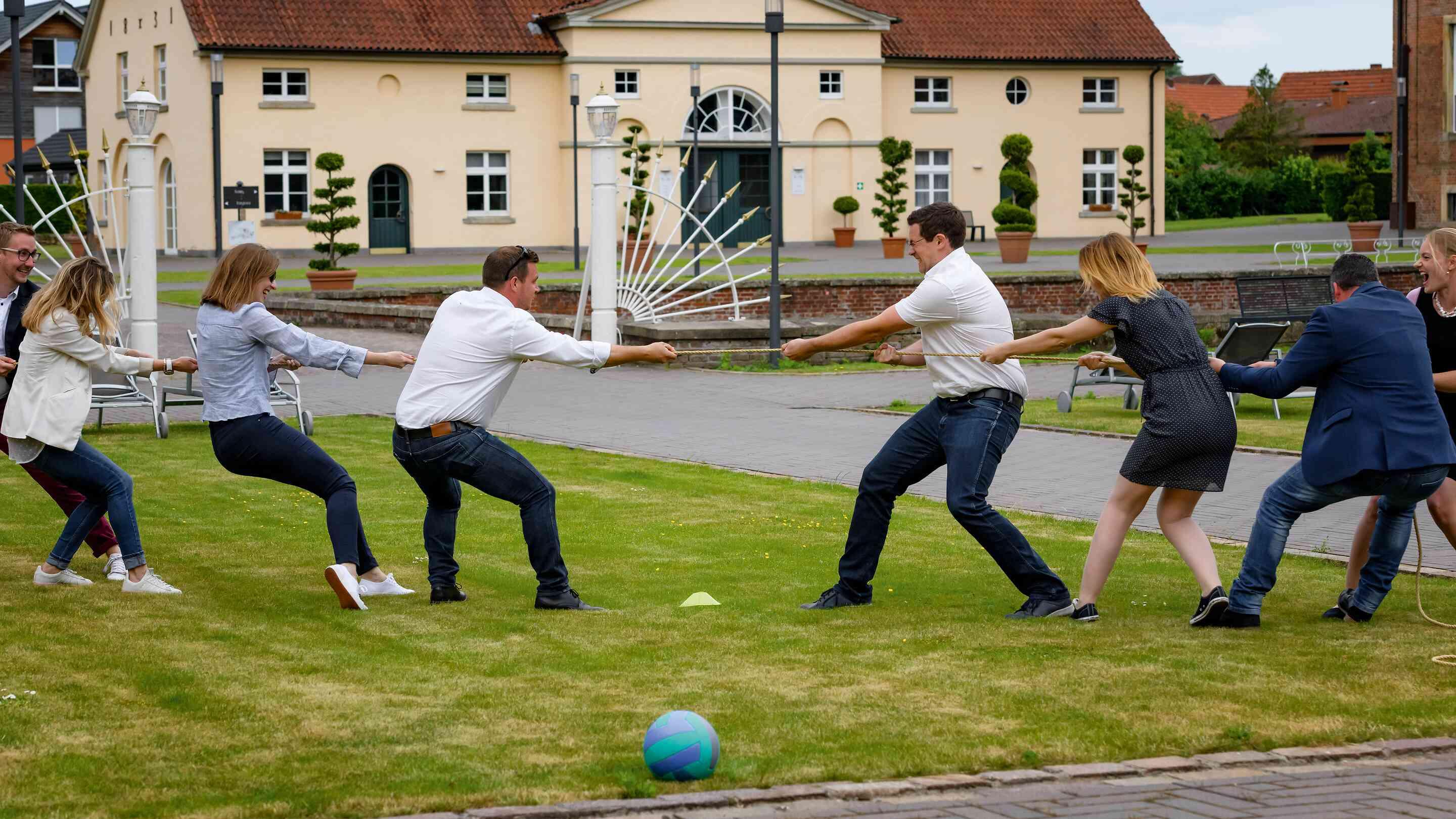 Activités Team Building en plein air  - tir à la corde  | Châteauform'