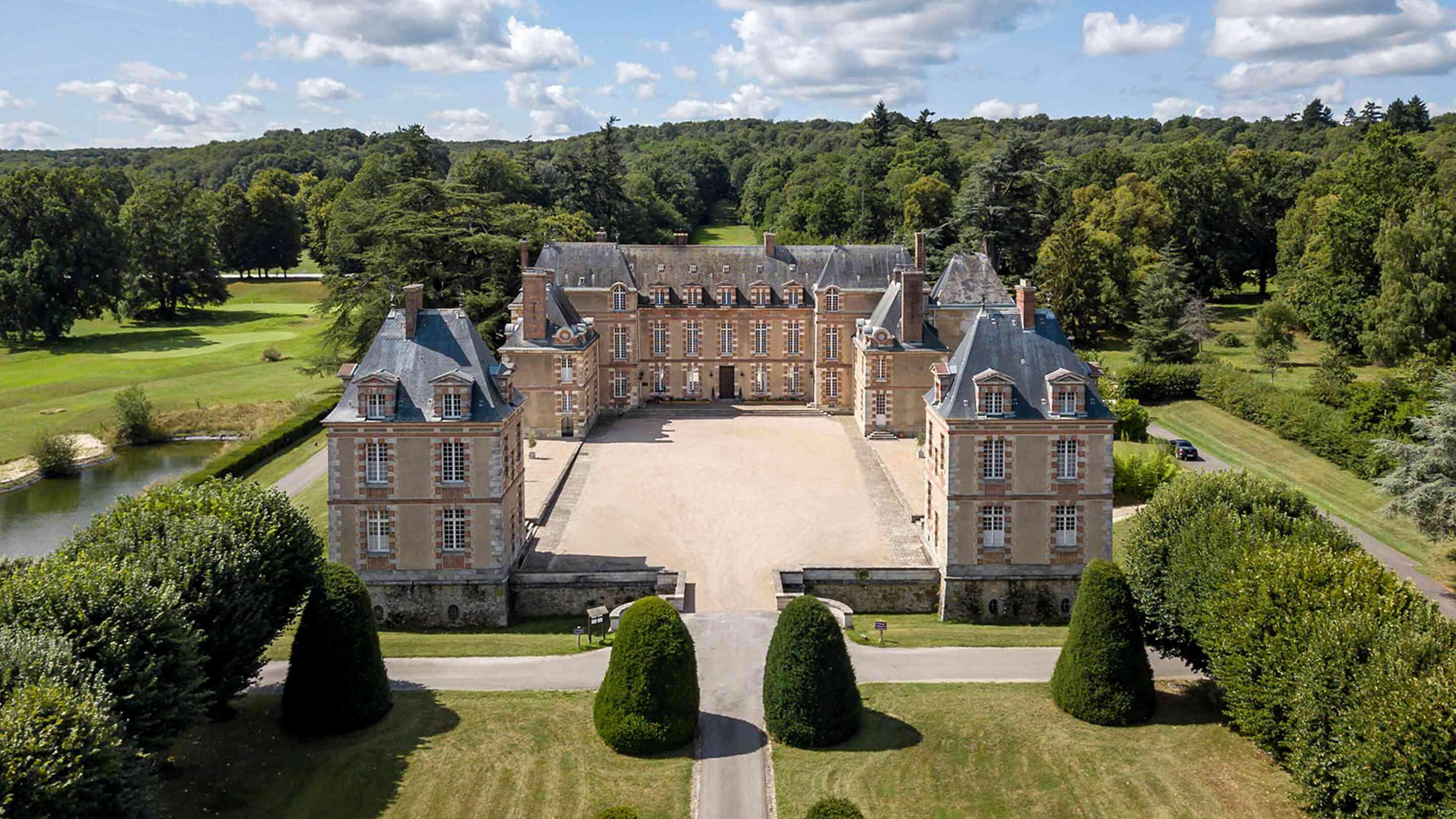 https://assets.chateauform.com/pm_8909_42_42568-2v8lmr629i-16_9_xlarge.jpg