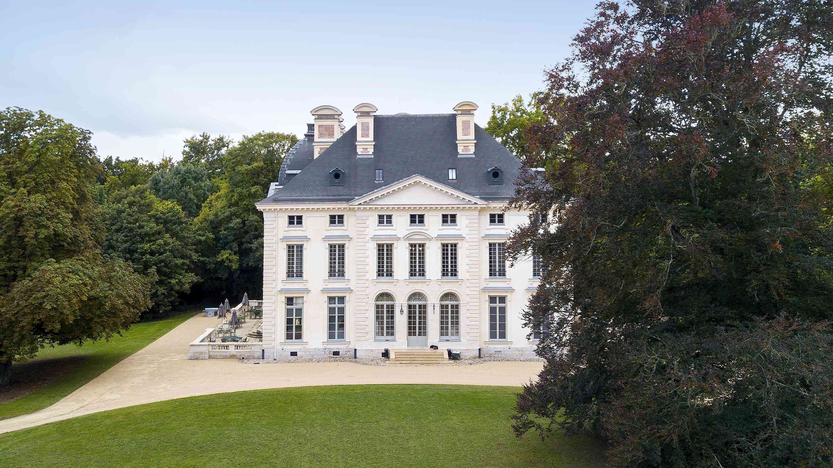 https://assets.chateauform.com/pm_8909_58_58057-jtd83sulwv-16_9_xlarge.jpg