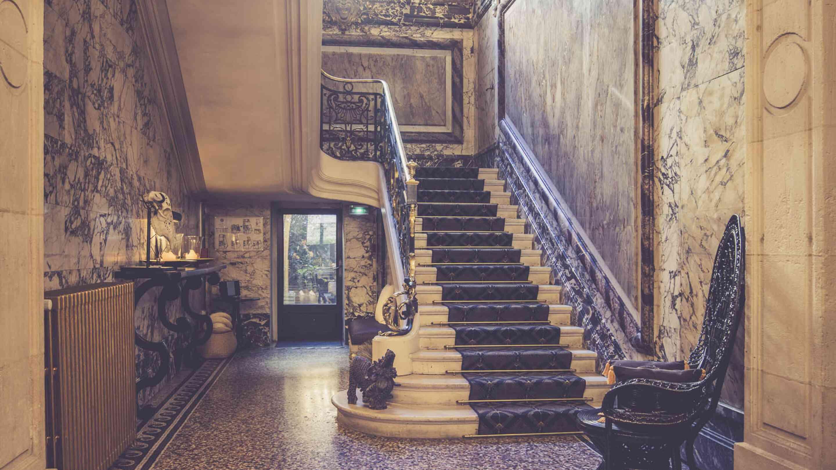 Hotel séminaire Paris - escalier hall hotel | Châteauform'