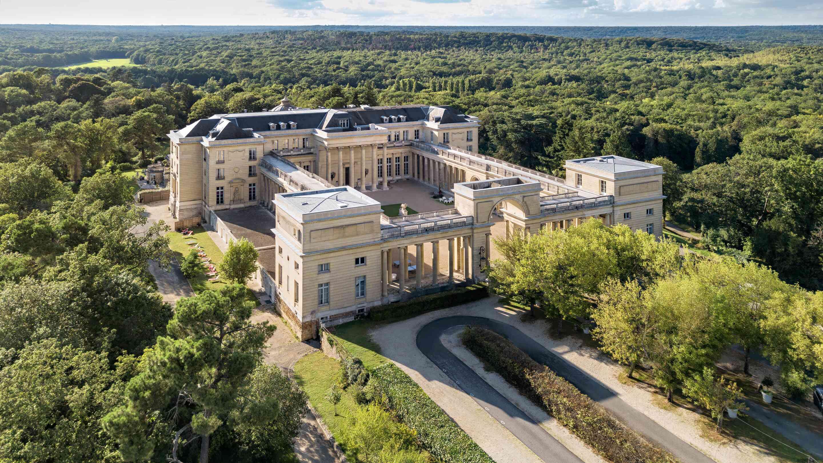 https://assets.chateauform.com/pm_8909_71_71352-miks3uj3y8-16_9_xlarge.jpg