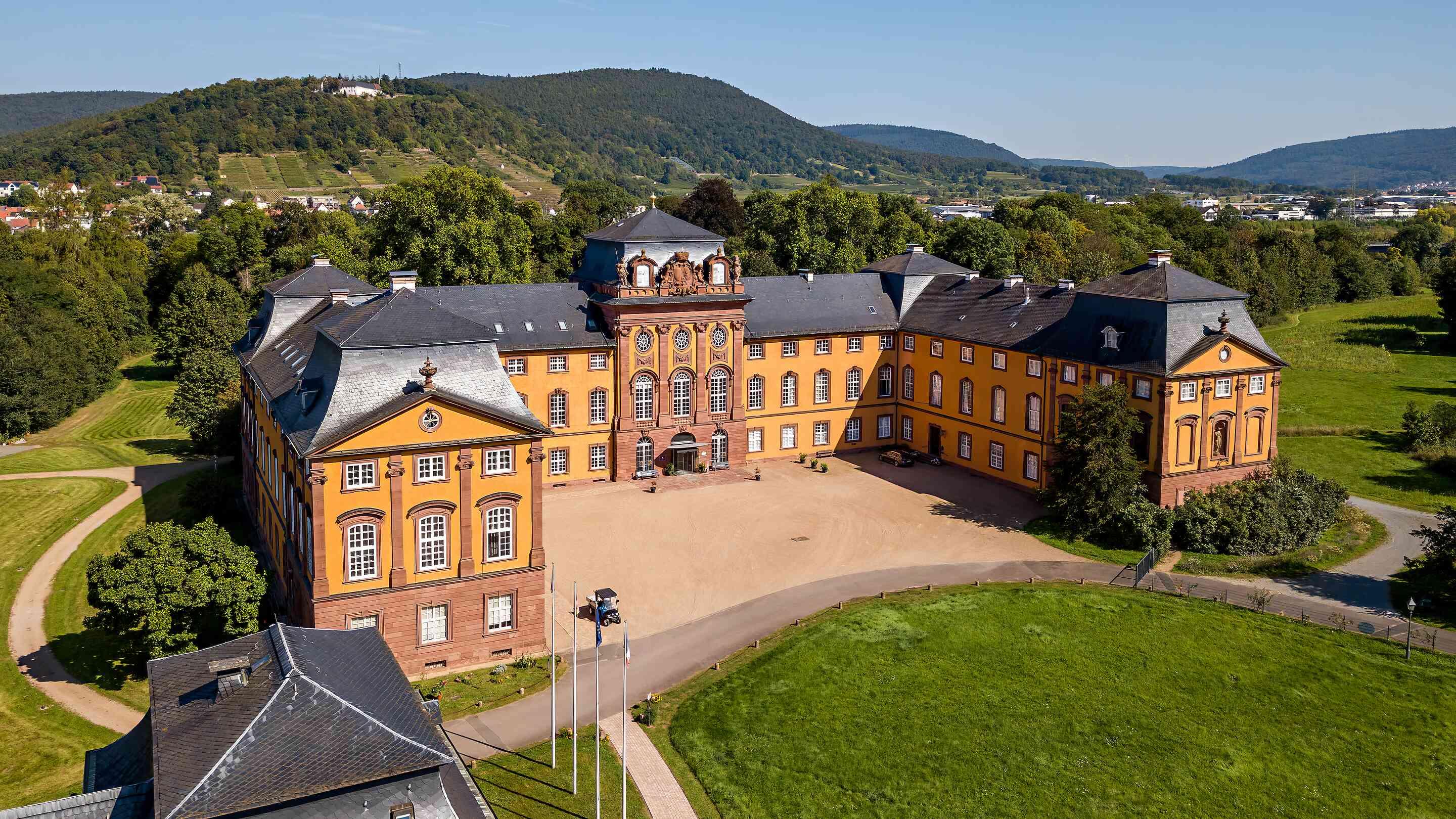 https://assets.chateauform.com/pm_8909_71_71616-uho9qe1ppp-16_9_xlarge.jpg