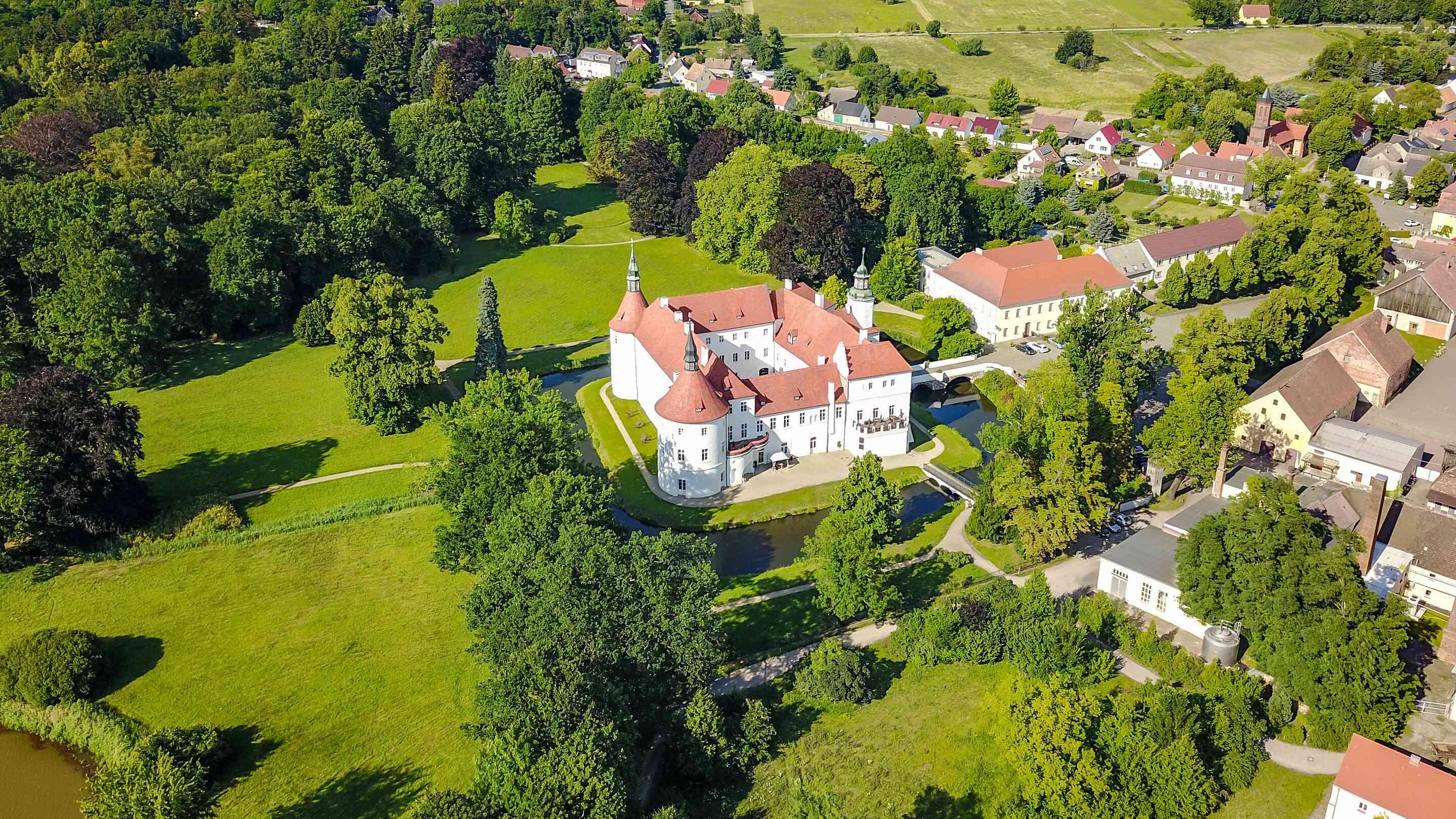 https://assets.chateauform.com/pm_8909_72_72572-jvimiaaafm-16_9_xlarge.jpg