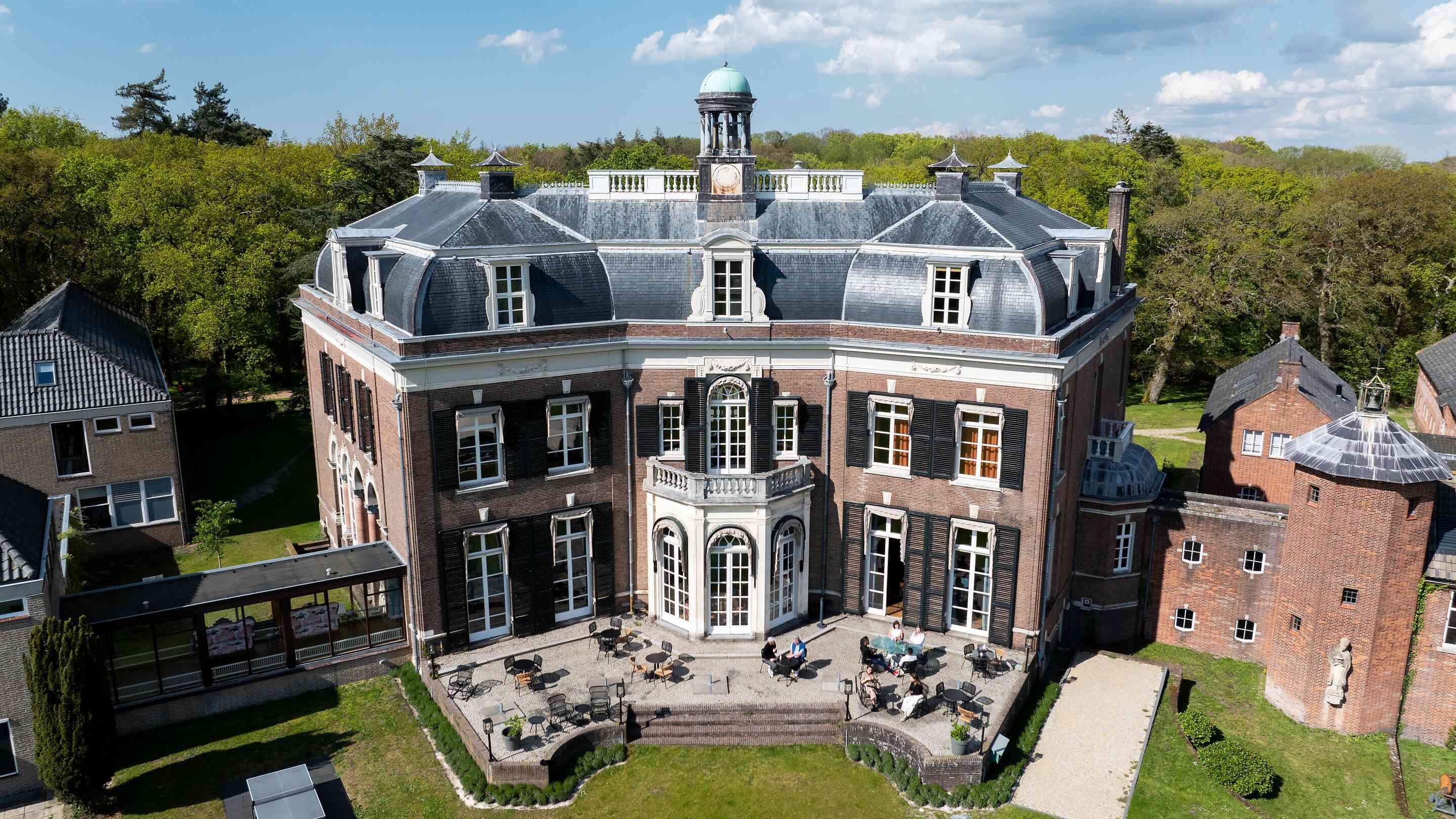 https://assets.chateauform.com/pm_8909_75_75527-abpux9dr6a-16_9_xlarge.jpg