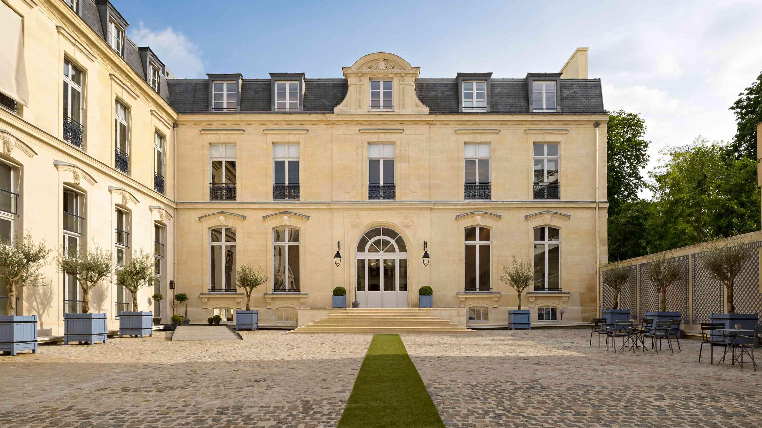 https://assets.chateauform.com/pm_8909_9_9067-3v5890hv69-16_9_xlarge.jpg