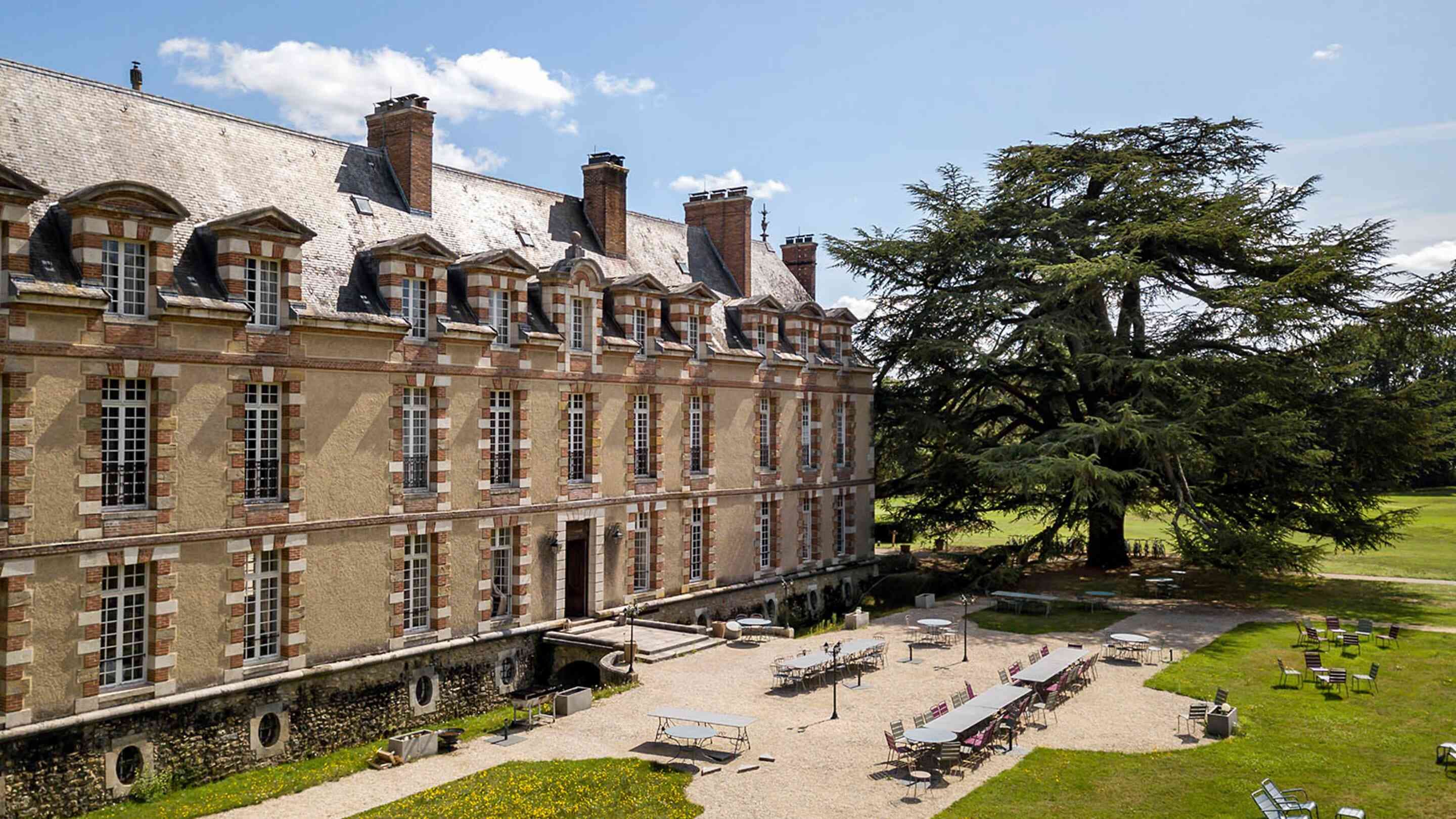 https://assets.chateauform.com/pm_8909_42_42574-edo8kl3rph-16_9_xlarge.jpg